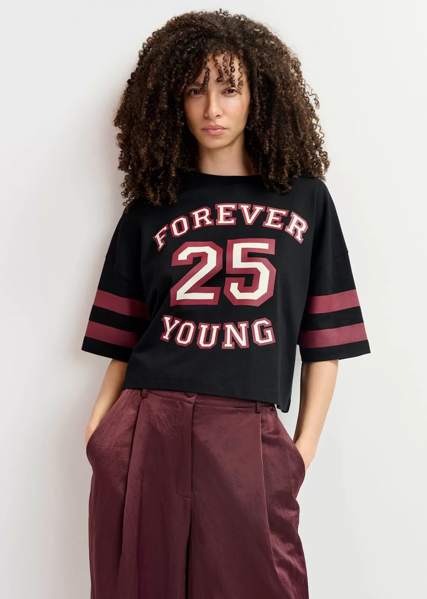 Online Black organic cotton cropped T-shirt with "25"-print Fall 2024 Collection | T-shirts