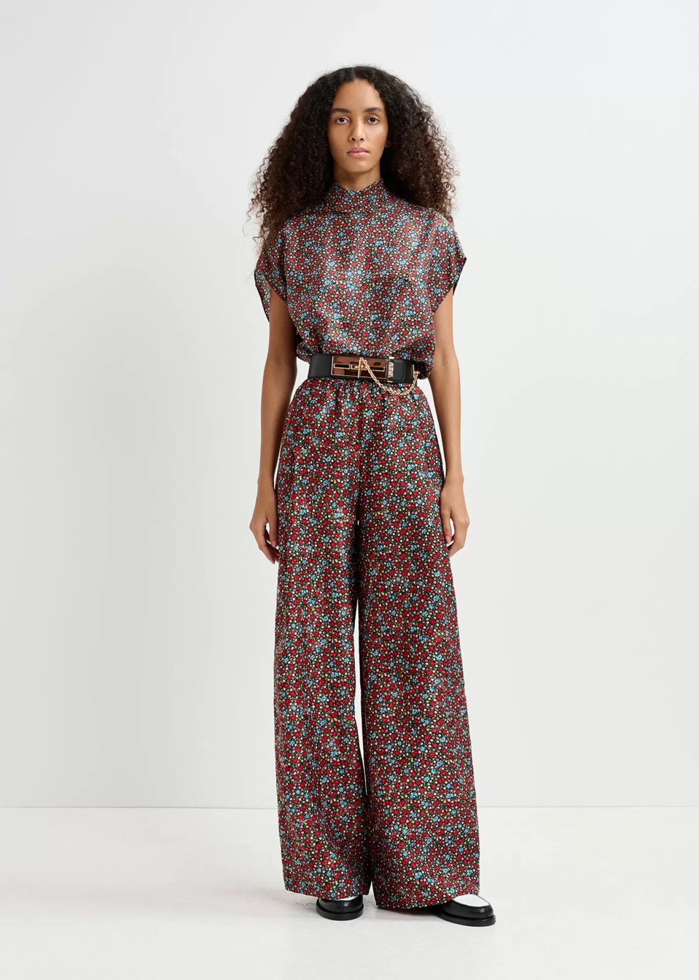 Hot Black, red and blue wide-leg pants with floral print Fall 2024 Collection | Prints