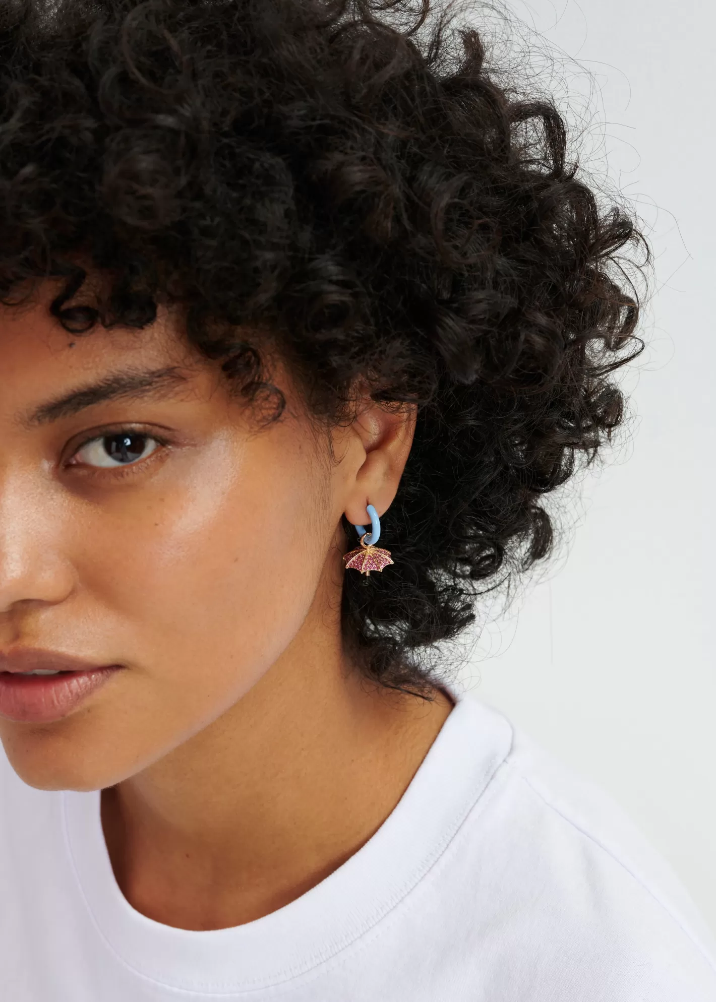Store Blue hoop earrings with umbrella and bathing hut pendants - collaboration with KMSKA KMSKA X Essentiel Antwerp | Jewelry