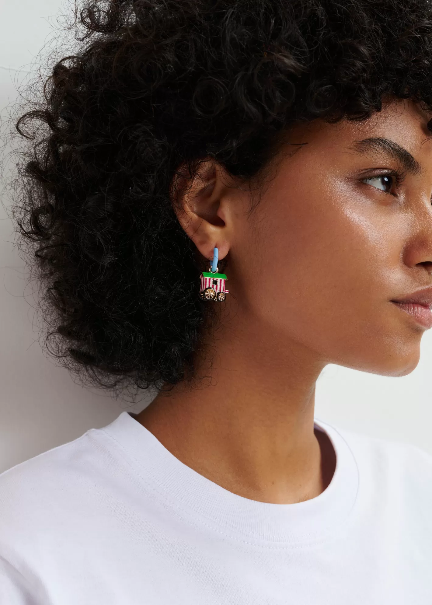 Store Blue hoop earrings with umbrella and bathing hut pendants - collaboration with KMSKA KMSKA X Essentiel Antwerp | Jewelry