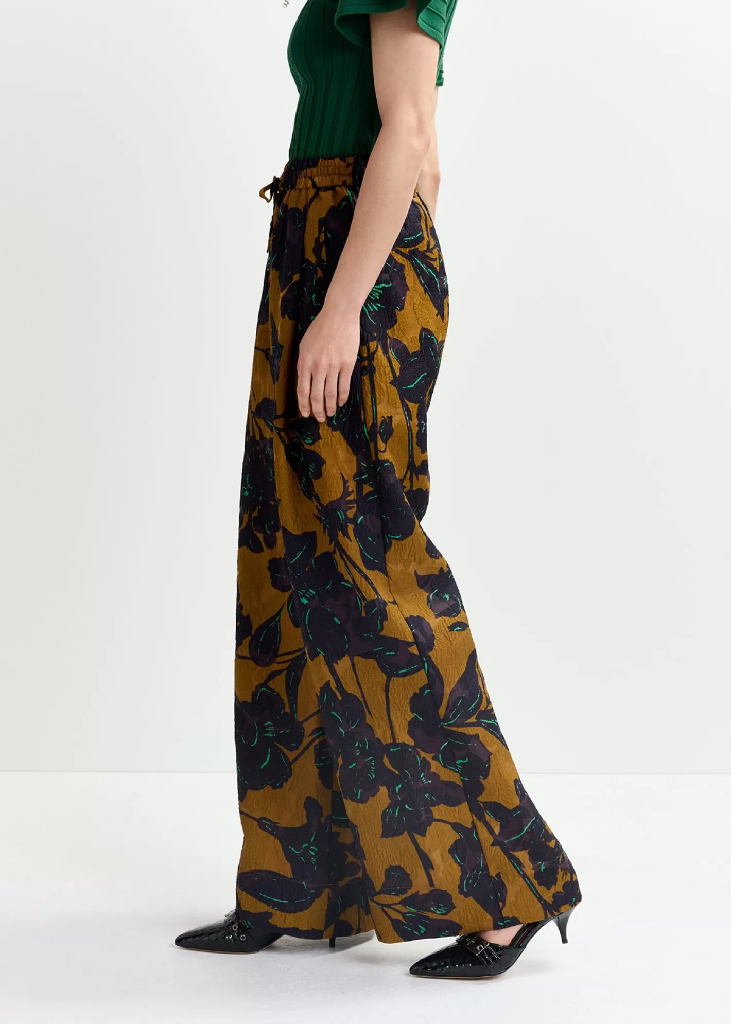 Best Bronze and navy blue wide-leg pants with floral print Fall 2024 Collection | Prints