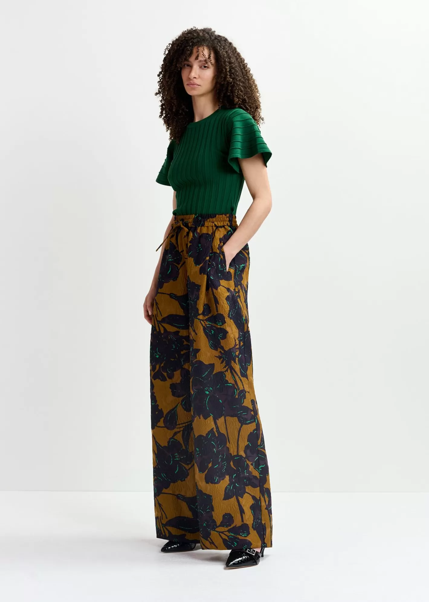 Best Bronze and navy blue wide-leg pants with floral print Fall 2024 Collection | Prints