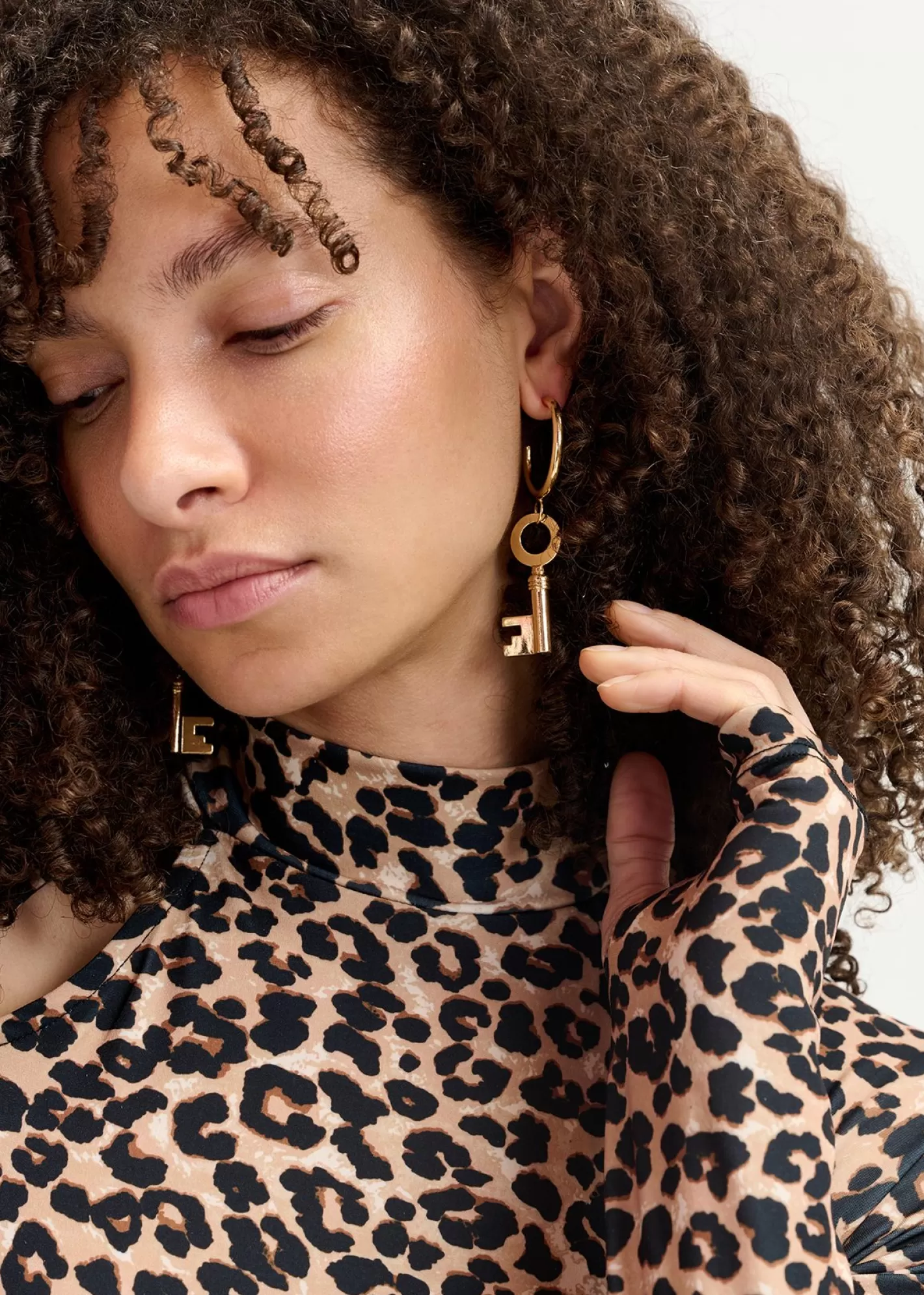 Outlet -tone hoop earrings with key pendants Fall 2024 Collection | Partywear