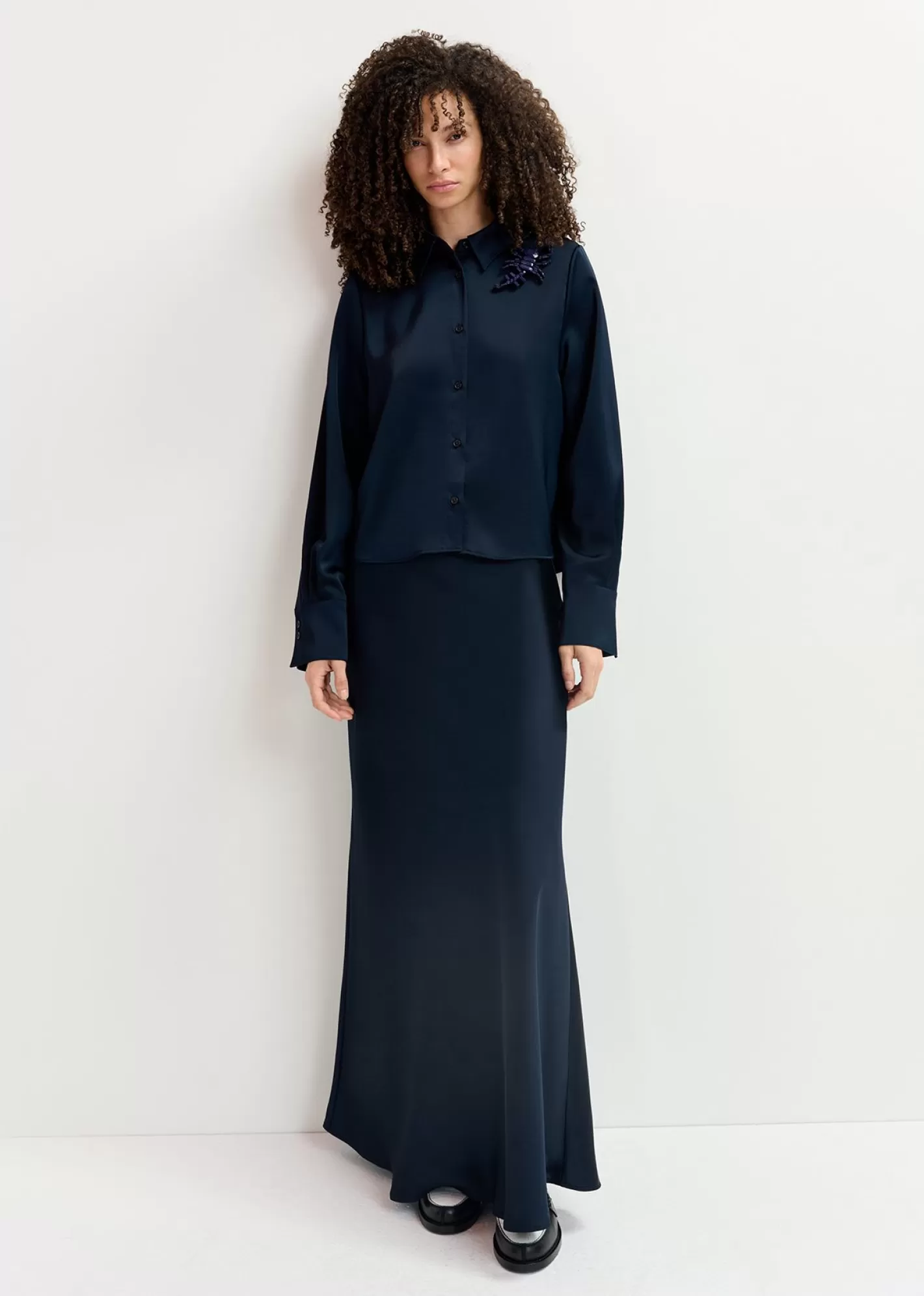 Fashion Navy blue satin maxi-length skirt Fall 2024 Collection | Skirts