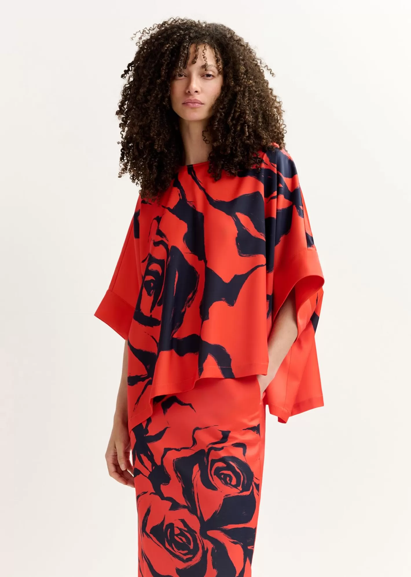 Discount Red oversized top with floral print Fall 2024 Collection | Prints